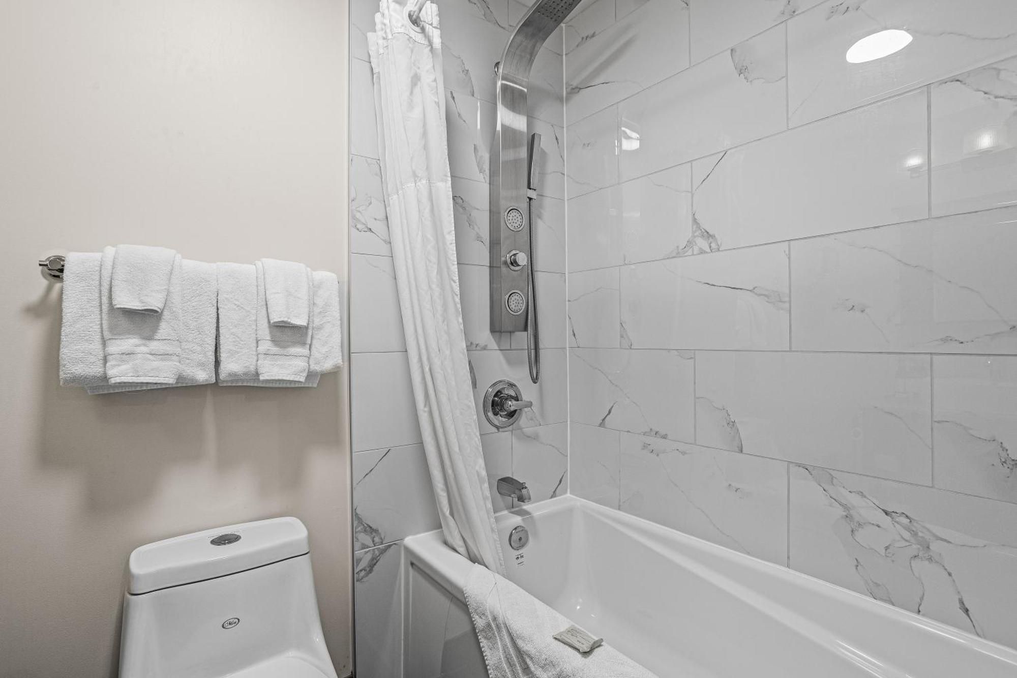 Outstanding Mountain Condo Waterslide And Hot Tub Managed By Little Sister Getaways Canmore Luaran gambar